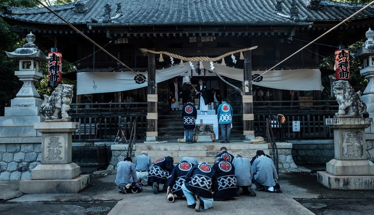 Sejumlah pria mengikuti upacara pemurnian sebelum mengikuti Festival Toyohashi Gion di Toyohashi, Jepang, Jumat (20/7). (Yasuyoshi CHIBA/AFP)