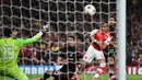Pemain depan Arsenal, Alexis Sanchez (kanan), mencoba mencetak gol lewat sundulan kepala saat berlaga kontra Besiktas di ajang play-off Liga Champions di Stadion Emirates, London, (28/8/2014). (AFP PHOTO/Ben Stansall)