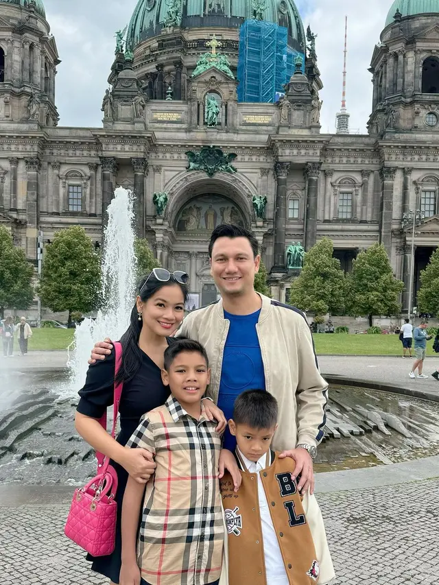 7 Potret Titi Kamal dan Keluarga Liburan di Berlin, Bertemu Mertua