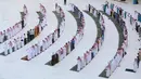 Jemaah melaksanakan salat Idul Fitri di Masjidil Haram, Mekah, Arab Saudi, Minggu (24/5/2020). Salat Idul Fitri tetap digelar di Masjidil Haram dan Masjid Nabawi namun dengan jemaah terbatas. (AFP)