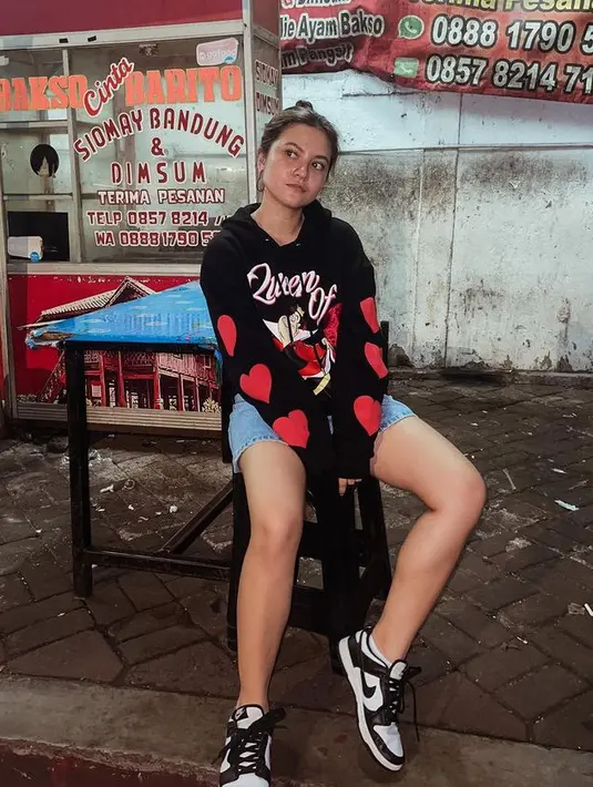 Mantan El Rumi ini juga tampil dengan gaya street stylenya, mengenakan atasan hoodie hitam dengan gambar love di bagian lengan dipadukan celana pendek denim serta sneakers Nike. [@aruanmarsha]