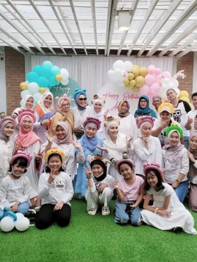 7 Pesona Cantik Ayu Ting Ting Pakai Hijab di Perayaan Ulang Tahun Adiknya, Tuai Pujian