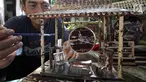 Perajin, Inoe Farhand menyelesaikan pembuatan miniatur jam dari pelepah pisang di Pamulang, Tangsel, Kamis (10/1). Dalam sehari Inoe mampu menyelesaikan dua buah kerajinan tangan seperti miniatur becak, mobil VW dan Kapal phinisi (Merdeka.com/Arie Basuki)