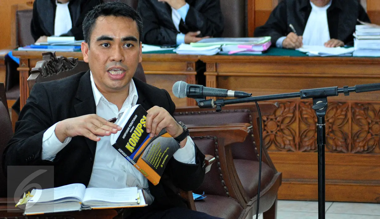 Tim kuasa hukum KPK menghadirkan pakar hukum Jamin Ginting untuk menjadi saksi ahli pada sidang praperadilan mantan Wali Kota Makassar Ilham Arief Sirajudin, di PN Jakarta Selatan, Senin (6/7/2015). (Liputan6.com/Yoppy Renato)