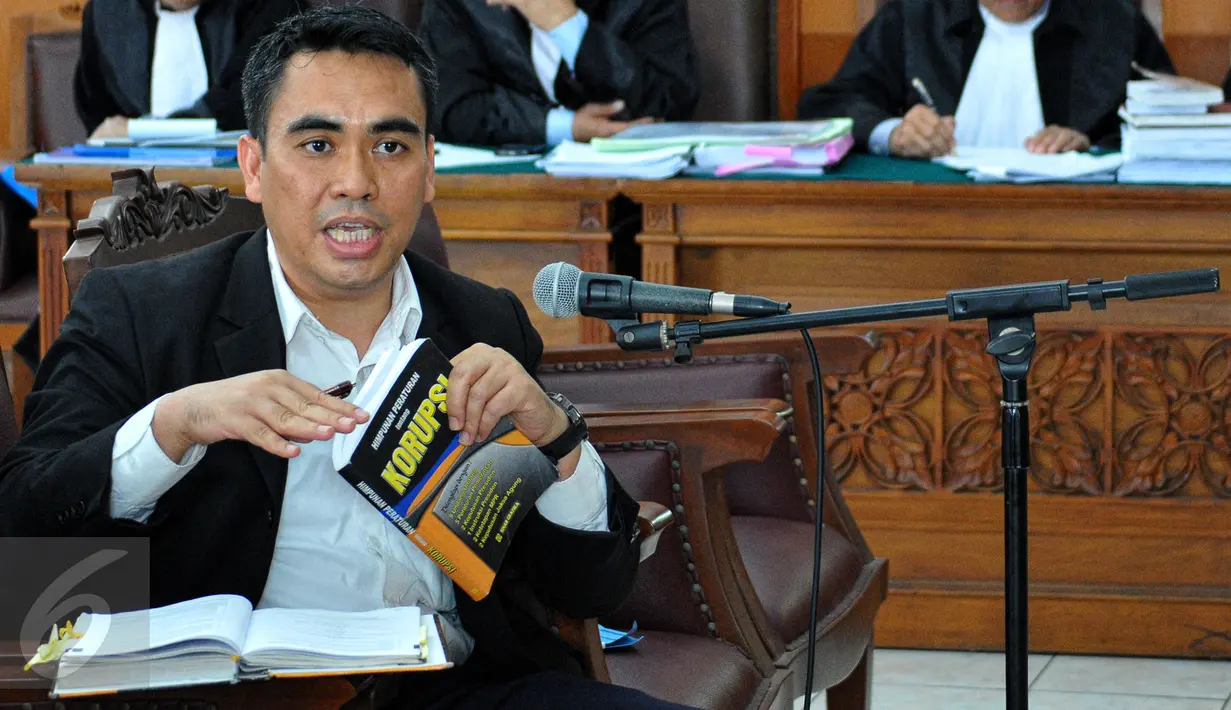 Tim kuasa hukum KPK menghadirkan pakar hukum Jamin Ginting untuk menjadi saksi ahli pada sidang praperadilan mantan Wali Kota Makassar Ilham Arief Sirajudin, di PN Jakarta Selatan, Senin (6/7/2015). (Liputan6.com/Yoppy Renato)