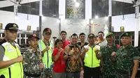 Banser Kebumen turut menjaga gereja menjelang Natal 2019. (Foto: Liputan6.com/Polres Kebumen/Muhamad Ridlo)