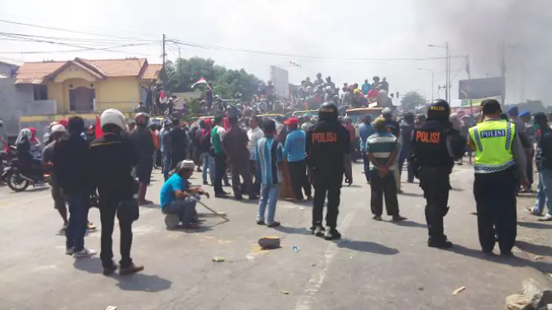 Demo Berakhir Anarkis, Kantor Gubernur Kaltara Dibakar Massa - News Liputan6.com