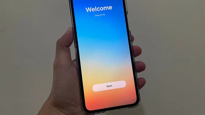 One UI 7 resmi hadir di deretan smartphone Samsung yang rilis tahun 2024, salah satunya Galaxy Z Flip6 (Liputan6.com/ Agustin Setyo Wardani)