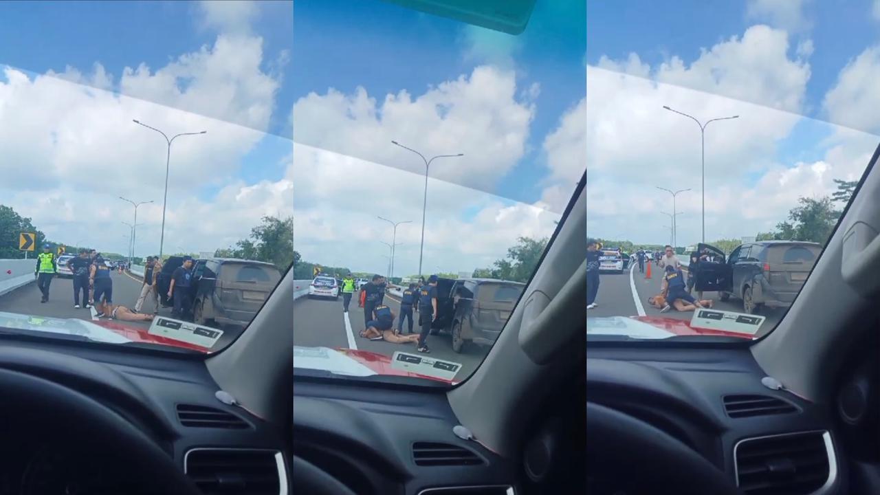 Tangkapan layar rekaman video detik-detik tim gabungan BNNP Lampung dan Sat PJR Polda Lampung menggagalkan penyelundupan sabu seberat 15 kilogram di Tol Terpeka. Foto : (Istimewa).