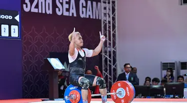 Reaksi Atlet angkat besi (lifter) Indonesia, Eko Yuli Irawan saat bertanding di nomor angkat besi 61kg putra dalam Pesta Olahraga Asia Tenggara (SEA Games) ke-32 di Phnom Penh pada 13 Mei 2023. (AFP/Mohd Rasfan)