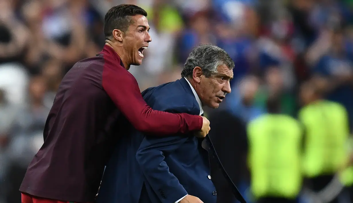 Cristiano Ronaldo bersama pelatih Portugal, Fernando Santos, memberikan instruksi kepada pemain Portugal saat melawan Prancis di laga Final Euro 2016 di Stade de France pada 10 Juli 2016. Portugal menang 1-0 atas Prancis. (AFP/Franck Fife)