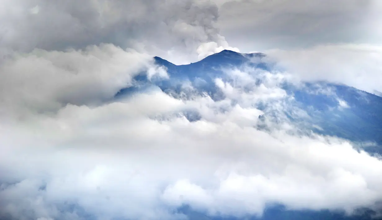 Pemandangan Gunung Agung yang terpantau dari kecamatan Kubu di Karangasem, Bali, Rabu (22/11). Pusat Vulkanologi dan Mitigasi Bencana Geologi masih menetapkan status siaga pada Gunung Agung menyusul terjadinya letusan pada Selasa. (SONNY TUMBELAKA/AFP)
