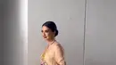 Raline Shah memperlihatkan pesonanya yang elegan dibalut kebaya encim nuansa krem-ungu dari Roemah Kebaya Vielga. [Instagram/ralineshah]