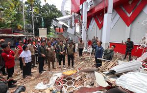 Ketua BNPB Letjen TNI Suharyanto mendatangi gedung KONI yang rusak akibat gempa. (Liputan6.com/Yoseph Ikanubun)
