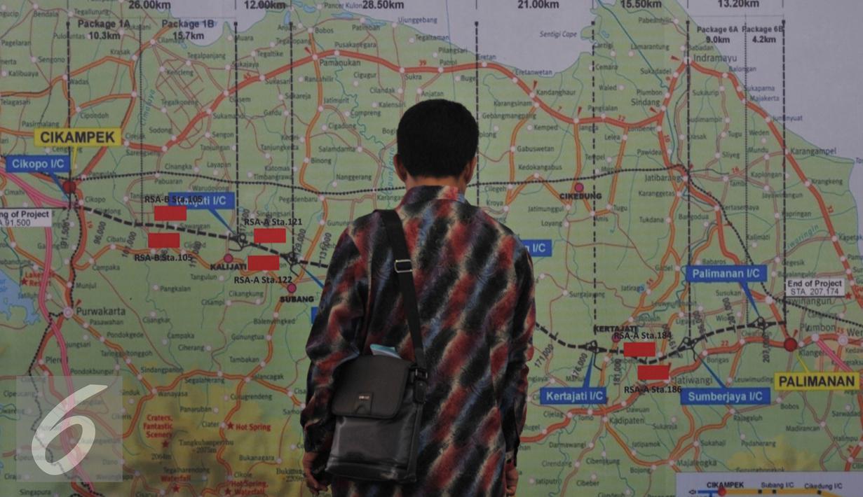 Seorang melihat peta jalan tol Cikopo-Palimanan usai peresmian pengoperasian jalan tol Cikopo-Palimanan, Jawa Barat, Sabtu (13/6/2015). Jalan Tol sepanjang 116,754 km ini merupakan jalan tol terpanjang di Indonesia. (Liputan6.com/Johan Tallo)