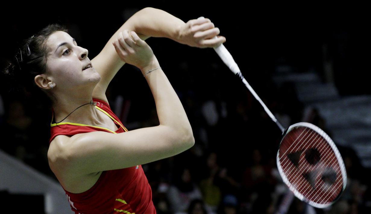 Tunggal putri Spanyol, Carolina Marin, melakukan smash saat melawan tunggal Korsel pada Indonesia Masters 2019 di Istora Senayan, Jakarta, Kamis (24/1). Marin lolos ke perempat final. (Bola.com/M. Iqbal Ichsan)