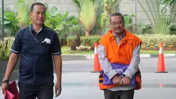 Mantan senior manager pemasaran PT Hutama Karya, Bambang Mustaqim (kanan) tiba di Gedung KPK, Jakarta, Kamis (31/1). Bambang diperiksa sebagai tersangka terkait dugaan korupsi pembangunan tahap II Gedung IPDN di Rokan Hilir. (Merdeka.com/Dwi Narwoko)