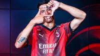 Tijjani Reijnders saat diperkenalkan sebagai pemain AC Milan. (Twitter/AC Milan)