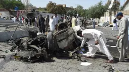 Pasukan keamanan memeriksa lokasi ledakan bom mobil di dekat kantor kepala kepolisian di kota Quetta, bagian barat-daya Pakistan, Jumat (23/5). Ledakan tersebut memang diperkirakan sudah menargetkan penjagaan polisi. (BANARAS KHAN/AFP)