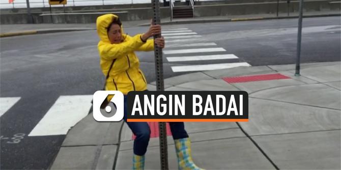 VIDEO: Menjerit Ketakutan, Wanita Ini Bertahan dari Sapuan Angin Badai