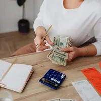 Pengeluaran kecil yang tampak sepele bisa berdampak besar pada kondisi finansial jika dilakukan terus-menerus. [Dok/Pexels.com/kaboompics].