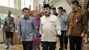 Wapres Jusuf Kalla disambut Antasari Azhar, Tangerang Selatan, Sabtu (26/11). Jusuf Kalla hadiri acara syukuran yang digelar mantan Ketua KPK, Antasari Azhar pascabebas dari penjara di Hotel Grand Zuri BSD, Kota Tangsel. (Liputan6.com/Yoppy Renato)