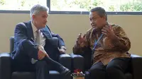 Gubernur BI Perry Warjiyo berdiskusi dengan Ketua Dewan Pengurus Bank Sentral AS (Chairman of the Federal Reserve), Jerome Powell, di sela-sela pertemuan tahunan IMF-Bank Dunia, di Bali (13/10/2018). (Ilyas/Liputan6.com)