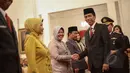 Walikota Surabaya Tri Rismaharini berjabat tangan dengan Presiden Jokowi saat pemberian penghargaan kepala daerah di Istana Negara, Jakarta, Selasa (28/4/2015). Sebanyak 23 kepala daerah mendapat penghargaan dari Presiden (Liputan6.com/Faizal Fanani)