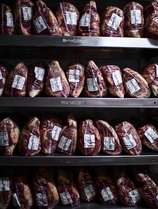 Potongan daging terlihat di toko daging di restoran Don Julio, lingkungan Palermo, Buenos Aires, Argentina, Kamis (20/5/2021). Tujuan utama ekspor daging sapi Argentina menuju ke China, Jerman dan Israel. (RONALDO SCHEMIDT/AFP)