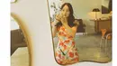 Dress slim fit motif bungan dengan lengan ballon ini pun menbuatnya tampak begitu femim, dengan gaya rambut yang dibiarkan teurai tanpa poni. Instagram @hyorin_min