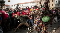 Orang-orang melempari seorang pria berkostum ala setan dengan sayuran lobak selama Festival Jarramplas di kota Piornal, Spanyol, Sabtu (19/1). Sosok "setan" itu disebut dengan Jarramplas yang dikenakan salah satu pemuda desa terpilih. (AP/Javier Fergo)