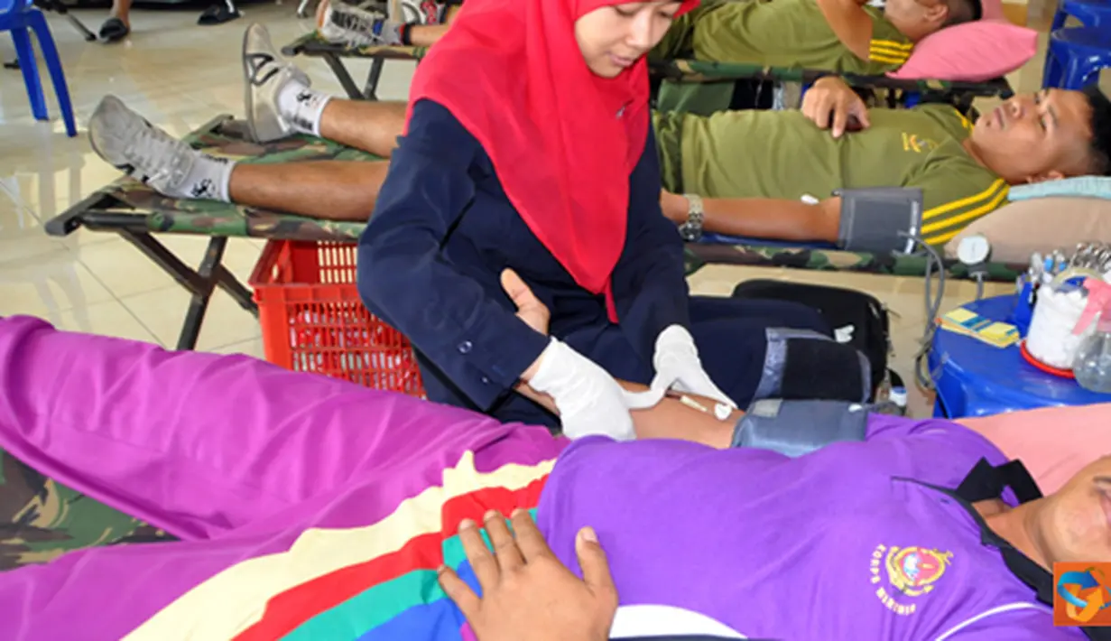 Citizen6, Sidoarjo: Kegiatan donor darah ini bekerja sama dengan PMI Unit Transfusi Darah (UPTD) Kabupaten Sidoarjo yang di ketuai oleh Kholil sebagai Kabag Komponen (Produksi darah) beserta lima anggotanya. (Pengirim: Budi Abdillah)