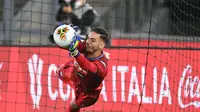 Kiper Napoli, Alex Meret menggagalkan eksekusi penalti pemain Juventus pada final Coppa Italia. (Dok. Twitter/Napoli)