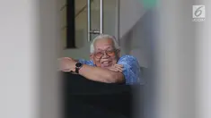 Mantan Menteri Keuangan, Bambang Subianto berada di ruang tunggu KPK untuk menjalani pemeriksaan di Jakarta, Selasa (9/7/2019). Bambang Subianto diperiksa sebagai saksi terkait kasus dugaan korupsi Bantuan Likuiditas Bank Indonesia atau BLBI untuk tersangka Itjih Nursalim. (merdeka.com/Dwi Narwoko)