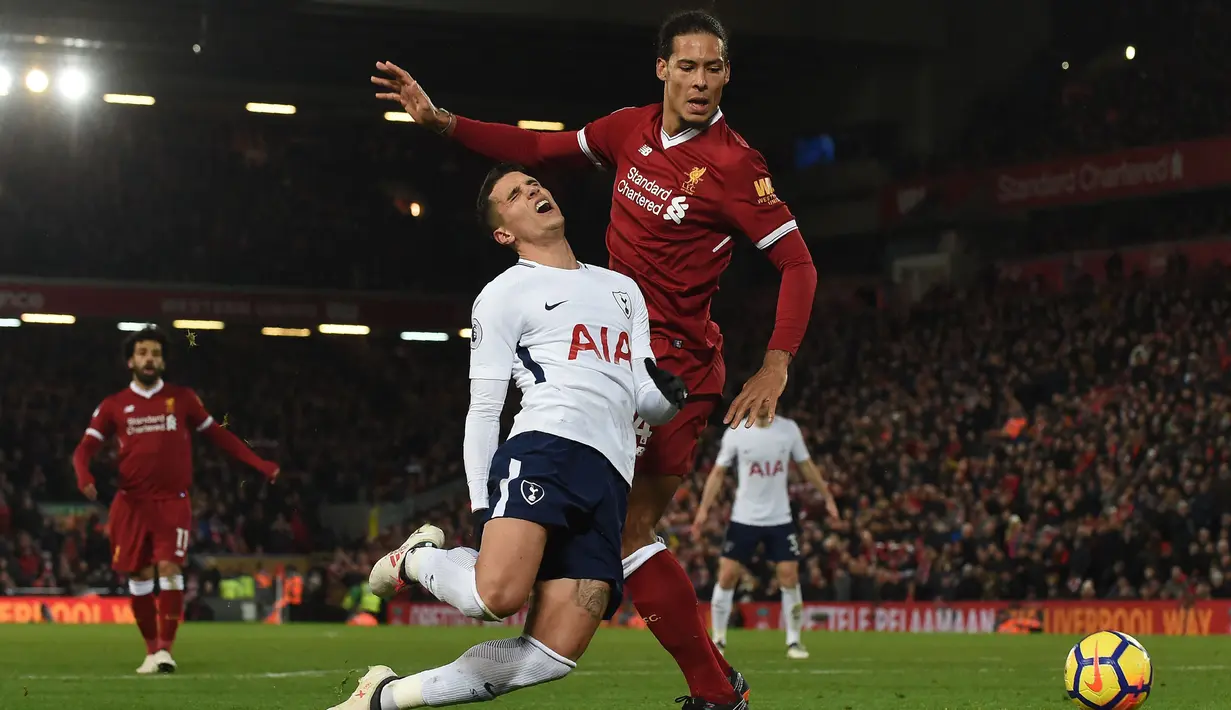 Pemain Liverpool, Virgil Van Dijk (kanan) berebut bola dengan pemain Tottenham Hotspur, Erik Lamela pada laga lanjutan Liga Inggris 2017/2018 yang berlangsung di Anfield, Liverpool, 4 Februari 2018. (AFP/Paul Ellis)