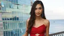 <p>Mikha Tambayong pun terlihat sangat cantik dan elegan dalam balutan gaun merahnya. (Foto: Instagram/ devamahenra)</p>