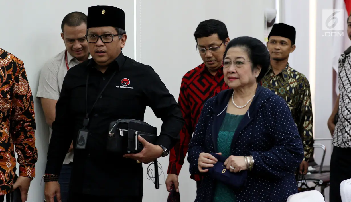 Ketua Umum PDIP Megawati Soekarnoputri didampingi Sekjen PDIP Hasto Kristiyanto saat akan menghadiri pertemuan dengan organisasi Ikhwanul Muballighin di DPP PDIP, Jakarta, Kamis (26/4). (Liputan6.com/JohanTallo)