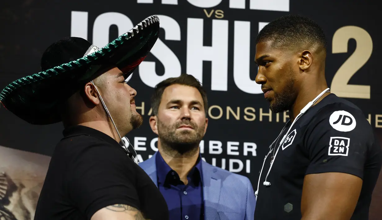 Petinju Anthony Joshua (kanan) saling tatap dengan Andy Ruiz Jr (kiri) saat konferensi pers duel ulang keduanya, New York City, Amerika Serikat, Kamis (5/9/2019). Anthony Joshua akan duel ulang dengan Andy Ruiz Jr di Arab Saudi pada 7 September 2019. (Jeff Zelevansky/Getty Images/AFP)