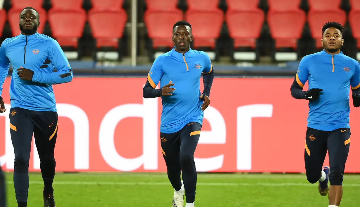 Para pemain RB Leipzig melakukan latihan jelang laga Liga Champions di Stadion Parc des Princes, Paris, Selasa (24/11/2020). RB Leipzig akan berhadapn dengan Paris Saint-Germain. (AFP/Frank Fife)