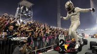 Pebalap Mercedes, Lewis Hamilton, berselebrasi setelah memenangi F1 GP Singapura, Minggu (17/9/2017). (AP Photo/Yong Teck Lim)
