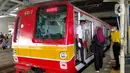 Masinis turun dari KRL Commuter Line di Stasiun Manggarai, Jakarta, Sabtu (17/12/2022). Pemerintah berencana menaikkan harga tiket Commuter Line (KRL) pada 2023. Plt Direktur Jenderal Perkeretaapian Kemenhub Risal Wasal mengatakan, pihaknya sudah menyiapkan sejumlah aturan terkait kenaikan tarif KRL. (Liputan6.com/Magang/Aida Nuralifa)