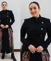 Lihat di sini beberapa potret gaya maskulin Chelsea Islan dibalut dress batik bersiluet beskap.