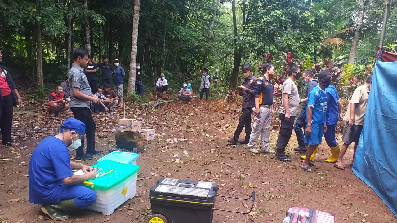 Polisi Bongkar Makam Korban Tewas Miras Oplosan Di Kabupaten Pandeglang, Banten. (Selasa, 21.09/2021). (Dokumentasi Polres Pandeglang).
