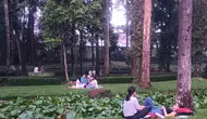 Beberapa masyarakat mengisi waktu luang dengan menikmati Taman Langsat, Jakarta Selatan. (Ika Defianti/Liputan6.com)