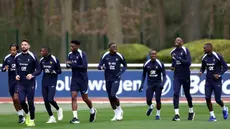 Para pemain Prancis berlari saat sesi latihan sebagai bagian dari persiapan tim untuk pertandingan sepak bola persahabatan di Clairefontaine-en-Yvelines pada 18 Maret 2024. (FRANCK FIFE/AFP)