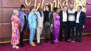 Chalamet terlihat bersenang-senang berpose untuk foto bersama dengan banyak lawan mainnya di film Wonka. (JC Olivera / GETTY IMAGES NORTH AMERICA / Getty Images via AFP)