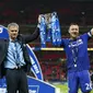 Pelatih Chelsea, Jose Mourinho (kiri) dan John Terry berpose dengan piala Liga 2014/2015 di Stadion Wembley, London, Minggu (1/3/2015).  Chelsea menang 2-0 atas Tottenham Hotspur. (Reuters/Matthew Childs)