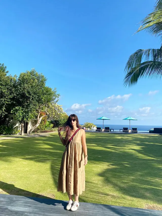 7 Potret Liburan Nia Ramadhani di Bali, Jajal Main Paralayang