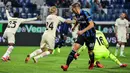 Pemain Atalanta Mario Pasalic mencetak gol ke gawang AC Milan pada pertandingan Liga Italia Serie A di Stadion Gewiss, Bergamo, Italia, 3 Oktober 2021. AC Milan menang 3-2 atas Atalanta. (MIGUEL MEDINA/AFP)