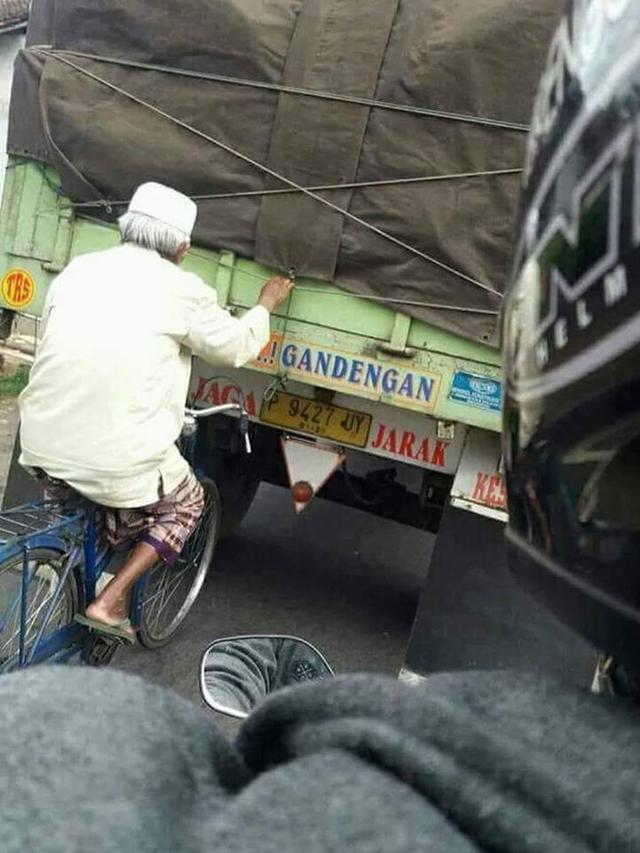 Aksi Nyeleneh Saat Berkendara Ini Cuman Ada di Indonesia